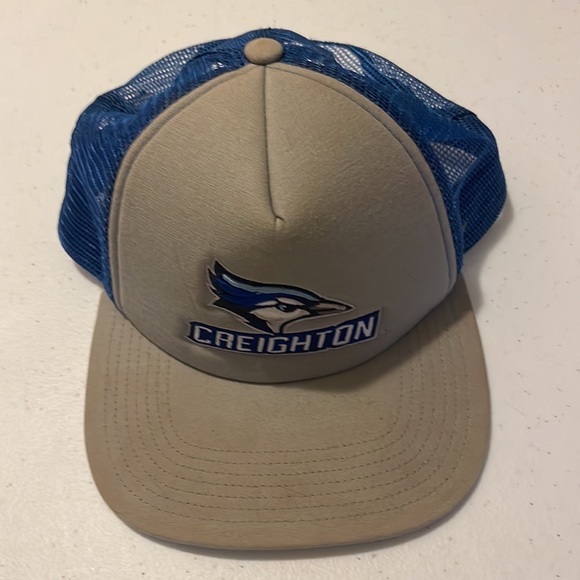 1 ball cap, two snap backs and one visor. - Picture 4 of 5